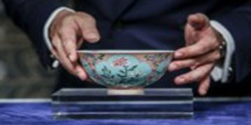 Qing Dynasty bowl sells for record $30.4 million