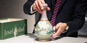 Chinese vase found in shoebox sells for $19 million