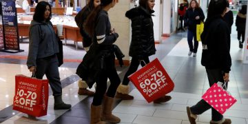 Black Friday deals lure U.S. shoppers, biggest sales gains online