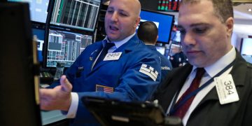 Retail gloom, tech weakness pin down Wall Street