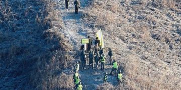 Korean soldiers check removal of each other’s posts at DMZ