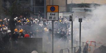 Hong Kong police fire rubber bullets as extradition bill protests turn to chaos