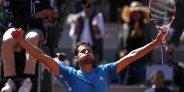 Thiem rides the storm to beat Djokovic in French semi-final