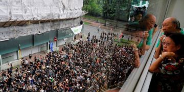 Hong Kong extradition protesters escalate fight in suburbs