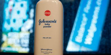 Big U.S. retailers pull 22-ounce J&J baby powder off shelves after recall