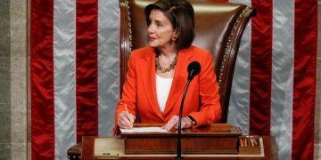 Democrats step up pressure against U.S. postal cuts, Pelosi calls lawmakers back to Washington