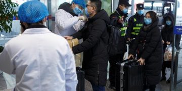 China extends holiday, businesses shut as virus toll rises to 81