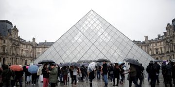 Louvre museum closed again as workers fret over coronavirus