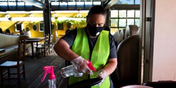 U.S. service sector rebounds strongly in June