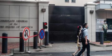 Staff leaving U.S. Chengdu consulate under high security as deadline looms