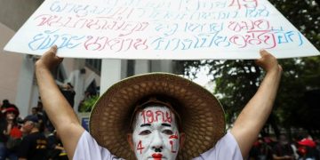 Thousands rally in Thai capital against government