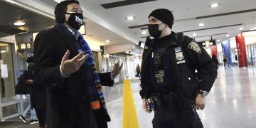 Andrew Yang helps photographer facing attack on ferry