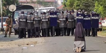 Nun kneels in front of police to stop Myanmar violence, but in vain