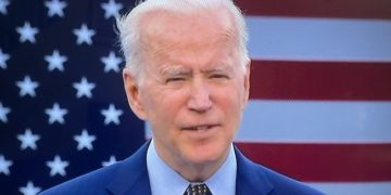 Biden sells economic plan in GA, calls for rich to pay more