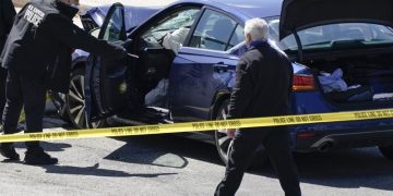 Man rams car into 2 Capitol police; 1 officer, driver killed