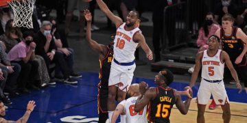 Young hits runner with 0.9 left to lift Hawks past Knicks