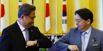 Japan, South Korea foreign ministers agree to improve ties