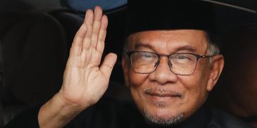 New Malaysian PM Anwar vows to heal divided nation, economy