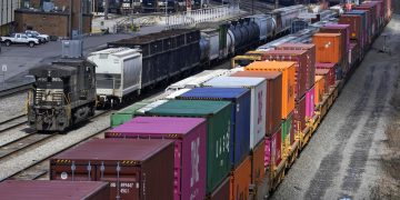 US supply chain under threat as unions, railroads, clash