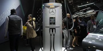 Mercedes to build its own electric vehicle charging network