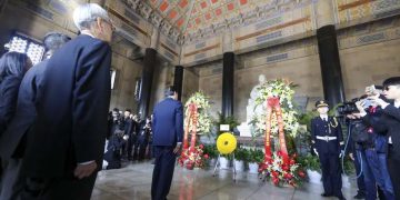 Former Taiwan leader begins mainland tour at historic tomb