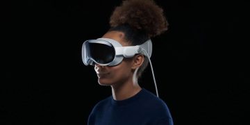 Apple unveils a $3,500 headset as it wades into the world of virtual reality