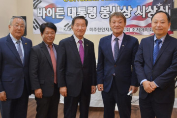 Second from the right is Lee Kyung-chul, the nominee for the next chairman of the Atlanta National Unification Advisory Council.