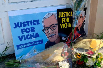 Photo: Flowers are left with pictures of 84-years old Vicha Ratanapakdee during a rally attended by hundreds of people on Jan 30, 2022 in San Francisco (AP Photo / Janie Har, File).