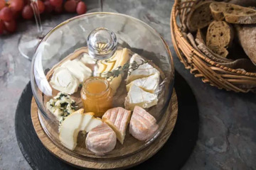 FILED - At last, health researchers are giving us a reason to eat more, not less, cheese: That extra slice of Gouda or Manchego may help reduce your risk of dementia. Photo: Christin Klose/dpa