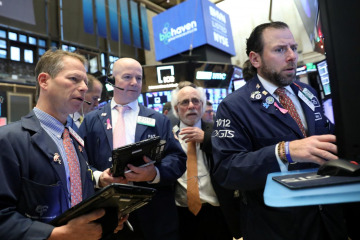 FILE PHOTO:  Traders work on the floor at the New York Stock Exchange (NYSE) in New York City, U.S., November 26, 2018. REUTERS/Brendan McDermid